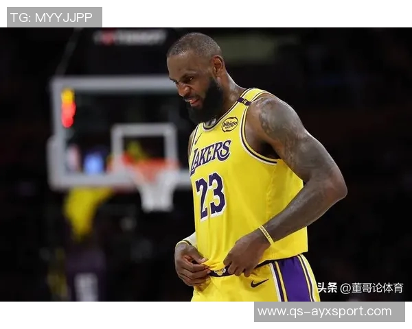 老詹被cue瞬间引发小卡幽默回应杯中轩尼诗引发媒体热议