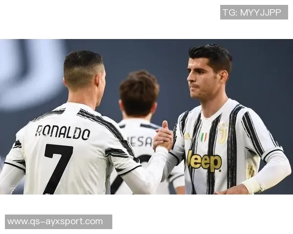 那不勒斯主席德劳伦蒂斯与利雅得胜利CEO合影展示C罗球衣引发热议