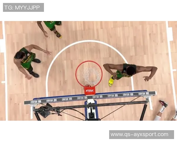 芬奇称赞迪林厄姆与里德默契配合突破篮下表现出色